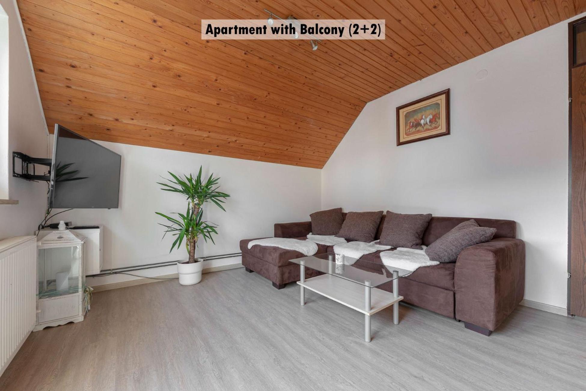 Apartments Farm House Uric Єсеніце Екстер'єр фото