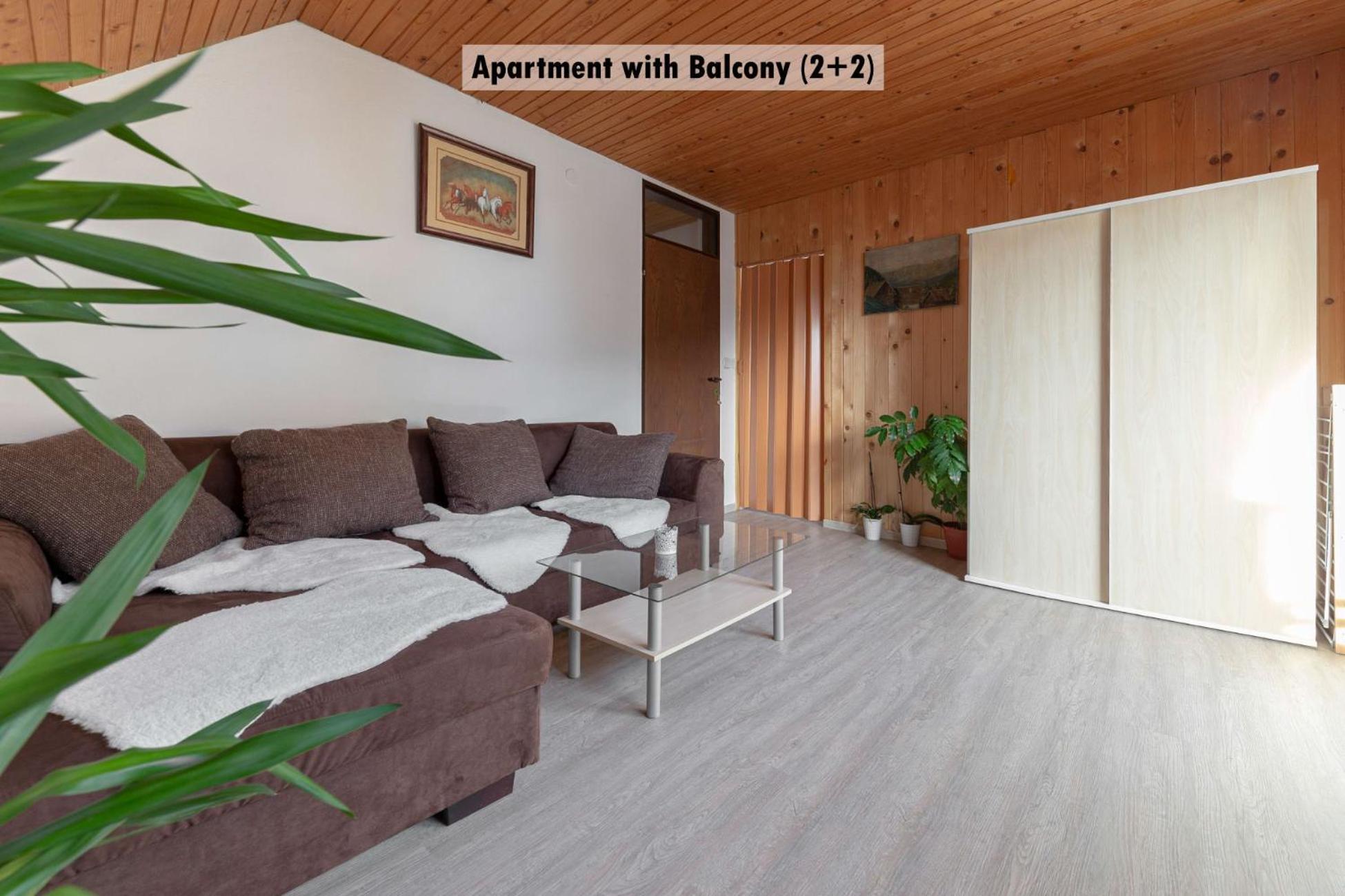 Apartments Farm House Uric Єсеніце Екстер'єр фото
